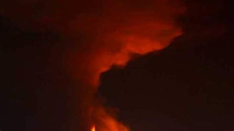 El volcán italiano Etna entra en erupción y deja un espectacular río de