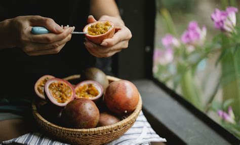 Los grandes beneficios que tiene el maracuyá para tu salud y cómo comerlo