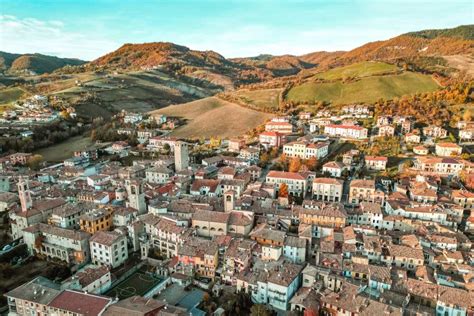 Cosa vedere in Oltrepò Pavese itinerario tra borghi castelli e sapori