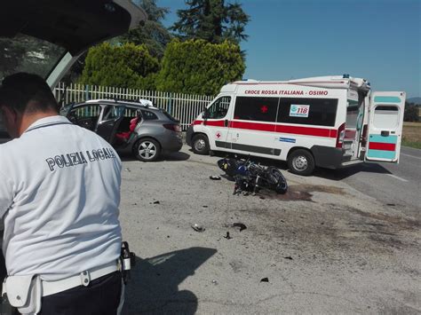 Auto Contro Moto In Via D Ancona Centauro Trasportato A Torrette