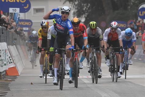 Jasper Philipsen Dominateur Au Sprint Sur Tirreno Adriatico