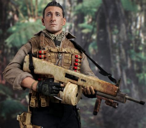 Predators Royce 1 6 Figur Hot Toys SPACEart