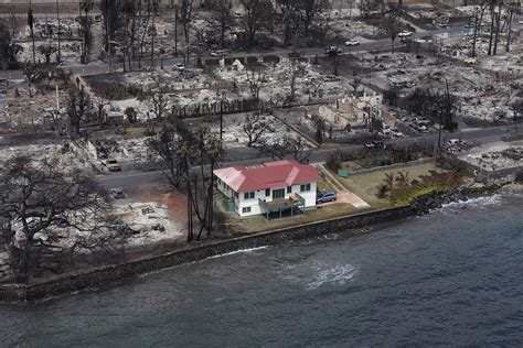 The Red House That Survived Hawaii Wild Fires…How did this property survive????I wonder who owns ...