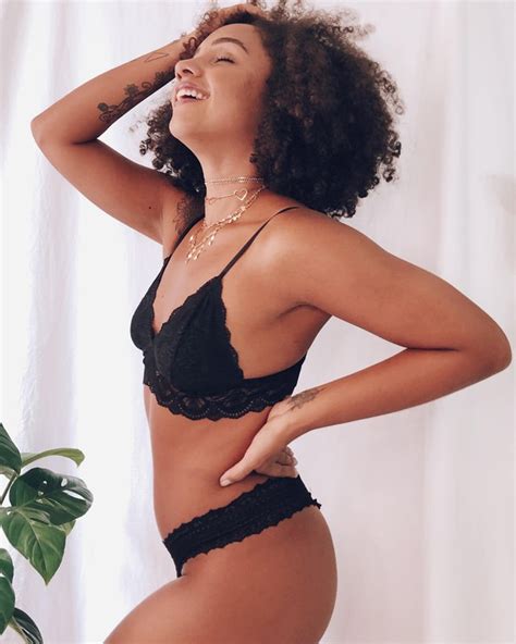 Calcinha fio dental de renda preto da vovó Suzane Lingerie perfeita é