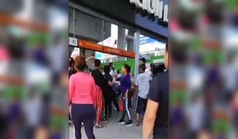 Mujeres se enfrentan a cuchillazos en estación