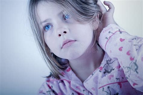 Het Leuke Kind Van De Blonde In Haar Pyjama Stock Foto Image Of