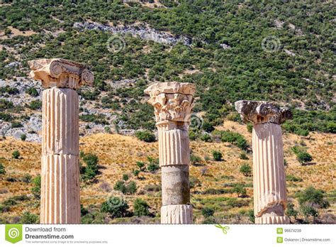 Ruinas De Columnas En La Ciudad Antigua De Ephesus Imagen De Archivo