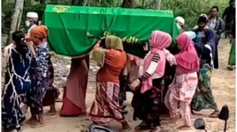 Viral Emak Emak Ini Gotong Keranda Jenazah Ke Kuburan Alasannya Bikin