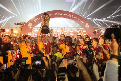 Şampiyon Galatasaray kupasına kavuştu İşte o anlar Galatasaray