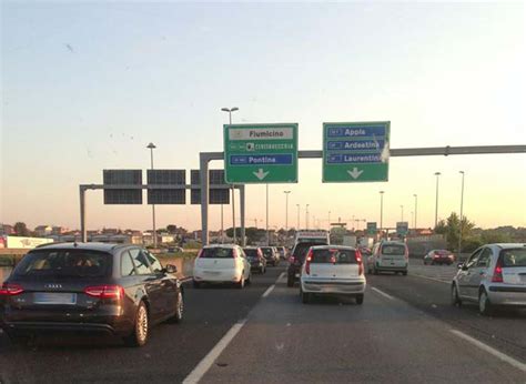 Traffico Paralizzato A Roma Incendio Autobus Sul Grande Raccordo