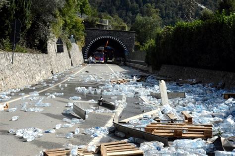 Il Camion Perde Il Carico Bottiglie Sulla Strada Autista Grave