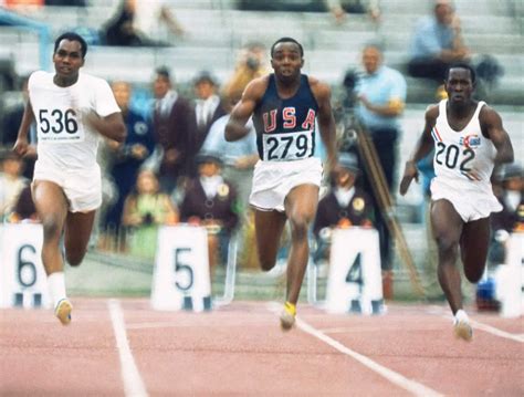 1968年メキシコ五輪の陸上男子100メートルで9秒95をマークしたジム・ハインズさん（中央）（ゲッティ＝共同） ― スポニチ