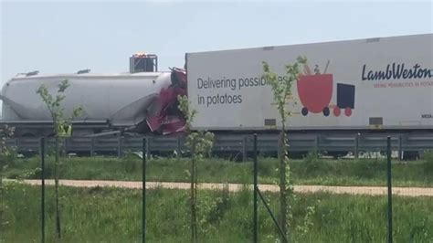 Scontro Tra Tre Mezzi Pesanti In A Morto Un Camionista Lavorava In