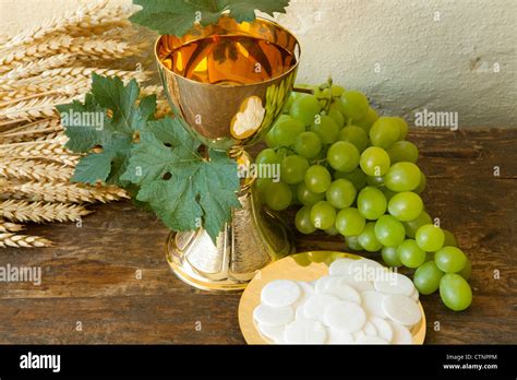 La santa comunión imagen mostrando un cáliz con uvas y pan de obleas