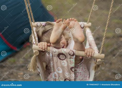 Petite Fille Se Balan Ant Sur Une Oscillation Les Pieds De L Enfant