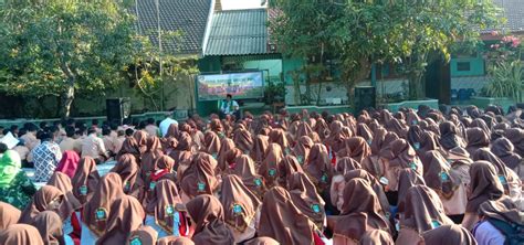 ratna berkenalan  lingkungan sekitar