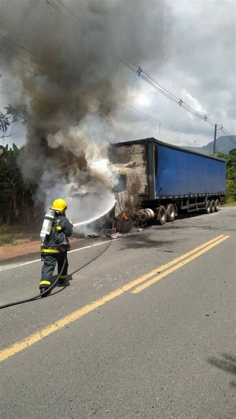 Carreta pega fogo em Timbó Oauditorio