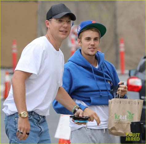 Justin Bieber Returns To Church After Hitting Photographer Photo