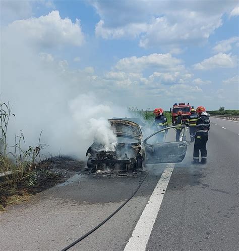 FOTO Un autoturism a ars ca o torță pe Autostrada A1 pe sensul de