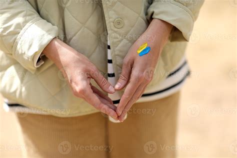 hou op oorlog vrede in Oekraïne vrouw met afbeelding van vlag van