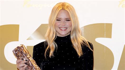 Virginie Efira Star Des C Sar Poustouflante Dans Une Robe Moulante