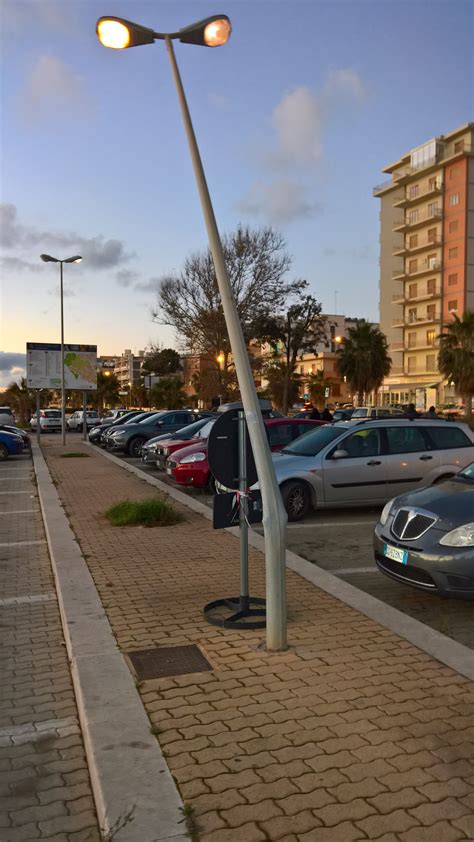 Palo Della Luce Pericolante Al Parcheggio Del Salato