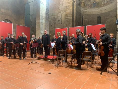 ANDREA COLOMBINI E L ORCHESTRA FILARMONICA DI LUCCA INCANTANO CON