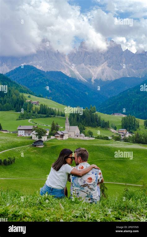 Couple St Les Sommets Des Dolomites De Magdalena Geisler Ou Odle