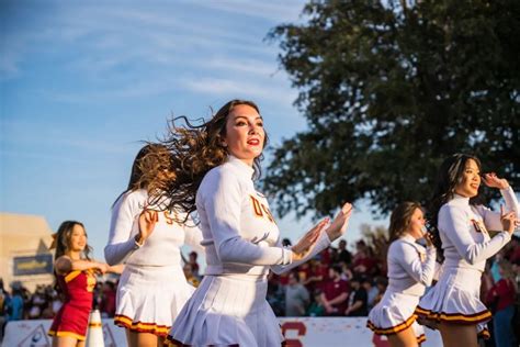 Pin By Spacini On Cheerleading Hot Cheerleaders Cheerleading Songs