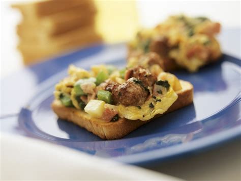 Scrambled Eggs On Toast With Spinach And Sausage Recipe Eat Smarter Usa