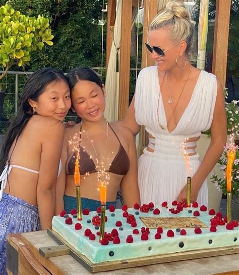 Jade Et Joy Hallyday Se D Voilent En Bikini Pour Une Occasion Sp Ciale