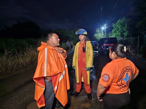 Fuertes lluvias dejaron viviendas inundadas y árboles caídos al