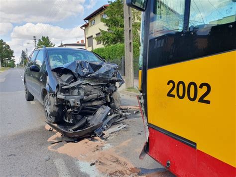 Czołowe zderzenie autobusu MPK Łódź i samochodu osobowego w Łodzi Są