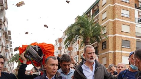 Los vecinos de Valencia lanzan barro a los reyes de España y al