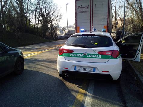 Viadotto Altro Tir Che Prova A Passare Rompe L Asse E Si Ferma