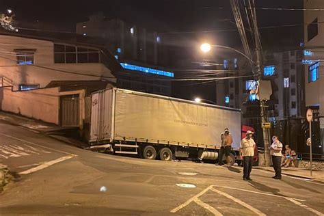 Caminh O Bloqueia Cruzamento Na Regi O Central