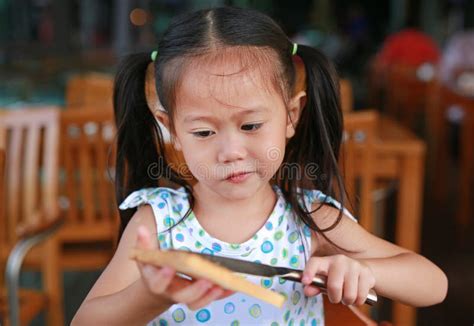 Fille Mignonne De Petit Enfant Avec Une Tranche De Concombre Dans Son