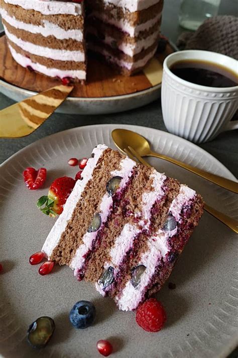 Naked Cake mit frischen Beeren und Biskuitböden Rezept mit Schritt für Schritt Anleitung