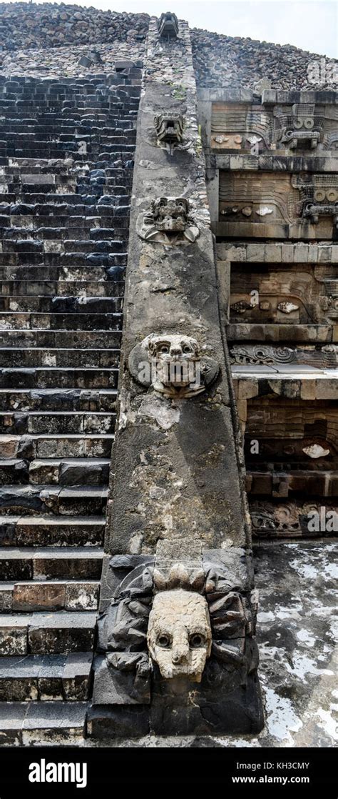 Le Long D Un Escalier De Pierres Tombales D Ornement D Une Pyramide