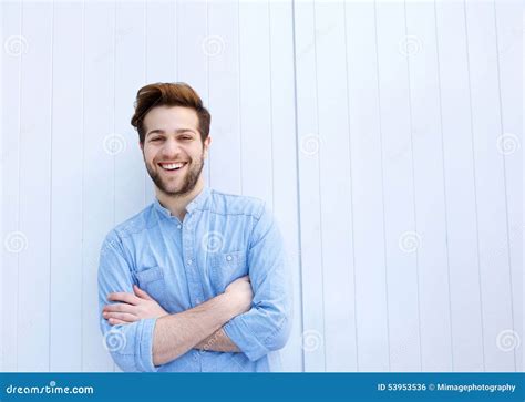 Homem Novo Atrativo Que Sorri Os Bra Os Cruzados Foto De Stock