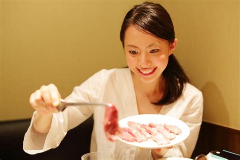 焼肉屋で同席者を「イラッとさせる行為」ワースト10。大量に焼く、半ナマ肉を強要 Bizspa