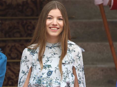 La Infanta Sofía Deslumbra Con Un Vestido Capa De Flores En La Jura De La Constitución De La