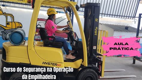 Mulher Operando Empilhadeira no Curso prático no Centro de Treinamentos