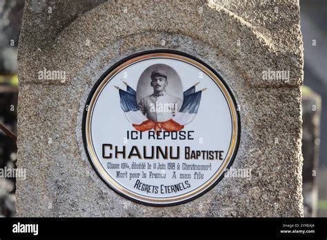 Mortuary plaque on the grave of a French soldier killed during the ...