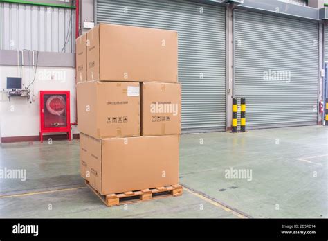 Boxes On Pallet Hi Res Stock Photography And Images Alamy