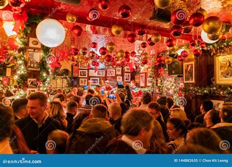 Many People Inside the Famous Temple Bar Editorial Image - Image of ...