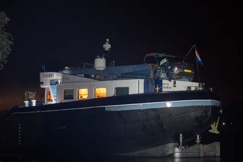 Binnenvaartschip Vaart Tegen Brug Bij IJssel Zutphen 112 Nieuws Nederland