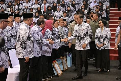 Janji Jokowi Sebelum Akhiri Jabatan Target Juta Guru Honorer