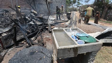 Vivienda Queda Consumida Y Reducida A Cenizas Por Un Incendio En