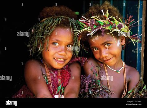 Isla Dos Niñas Posando Islas Trobriand Papua Nueva Guinea Fotografía De Stock Alamy